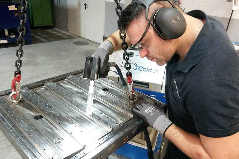 Czyszczenie kriogeniczne form przemysłowych w Bydgoszczy w celu zapewnienia szybkiej konserwacji bez użycia drażniących środków chemicznych.