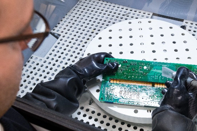 Technik czyszczący płytkę elektroniczną suchym lodem.