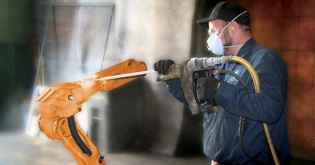 mężczyzna czyści ramię robota suchym lodem